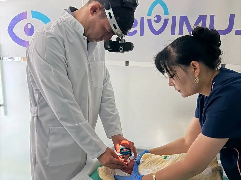 Офтальмологический осмотр новорождённого ребёнка на ретинопатию в клинике Lumivis Самарканд